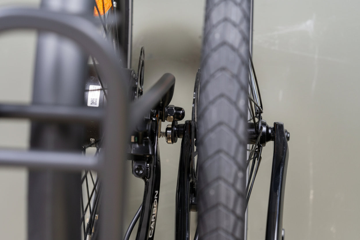 ADO Air Carbon magnetic buckle on folded e-bike